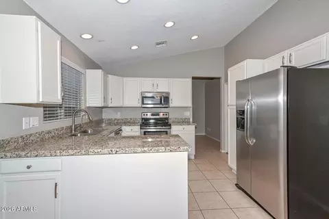 Kitchen - 3125 E Siesta Ln, Phoenix, AZ 85050 photo 2 of 4