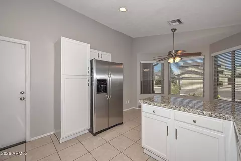 Kitchen - 3125 E Siesta Ln, Phoenix, AZ 85050 photo 3 of 4