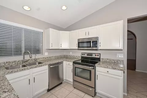 Kitchen - 3125 E Siesta Ln, Phoenix, AZ 85050 photo 4 of 4