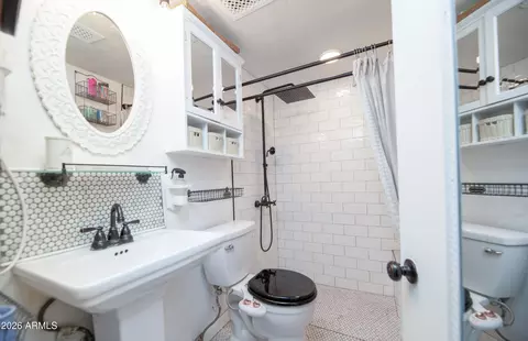 Bath - 935 E Oregon Ave, Phoenix, AZ 85014 photo 1 of 2