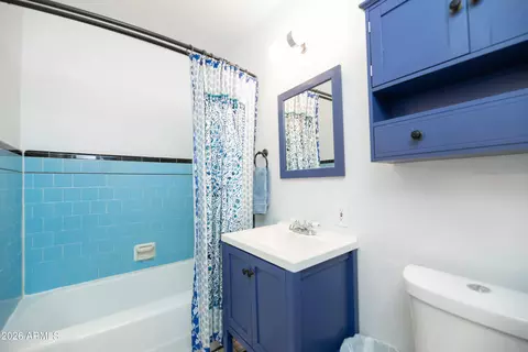 Bath - 935 E Oregon Ave, Phoenix, AZ 85014 photo 2 of 2