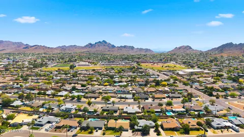 View/Area - 2839 E Sierra St, Phoenix, AZ 85028 photo 2 of 5