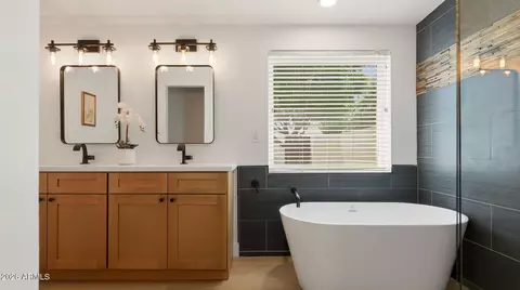 Bath - 2839 E Sierra St, Phoenix, AZ 85028 photo 1 of 8