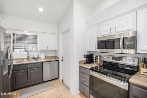 Kitchen - 1514 E Le Marche Ave, Phoenix, AZ 85022 photo 2 of 2