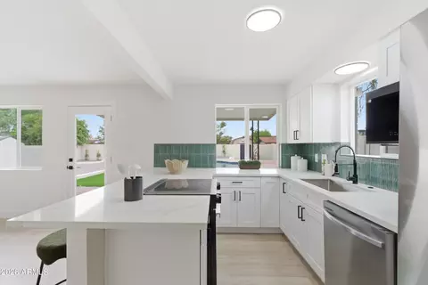 2211 W Windrose Dr, Phoenix, AZ 85029 photo 2