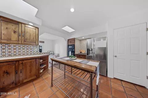 Kitchen - 1555 E Cheery Lynn Rd, Phoenix, AZ 85014 photo 2 of 4