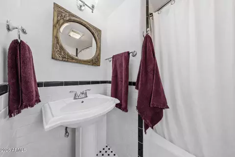 Bath - 1555 E Cheery Lynn Rd, Phoenix, AZ 85014 photo 3 of 4