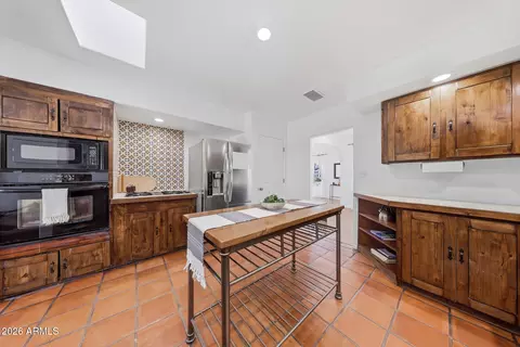 Kitchen - 1555 E Cheery Lynn Rd, Phoenix, AZ 85014 photo 3 of 4