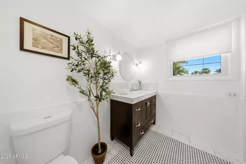 Bath - 1555 E Cheery Lynn Rd, Phoenix, AZ 85014 photo 1 of 4