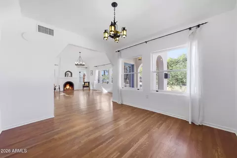 Dining - 1555 E Cheery Lynn Rd, Phoenix, AZ 85014 photo 2 of 3