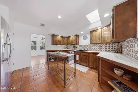 Kitchen - 1555 E Cheery Lynn Rd, Phoenix, AZ 85014 photo 4 of 4