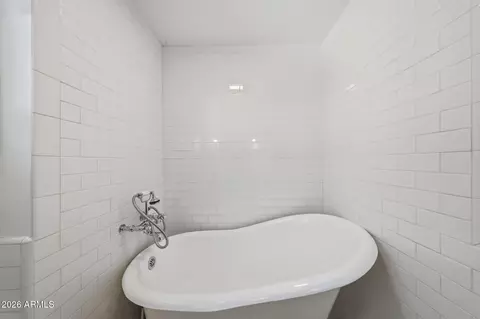 Bath - 1555 E Cheery Lynn Rd, Phoenix, AZ 85014 photo 2 of 4