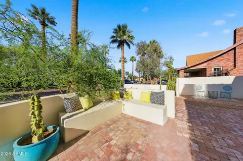 Exterior - 1555 E Cheery Lynn Rd, Phoenix, AZ 85014 photo 5 of 10