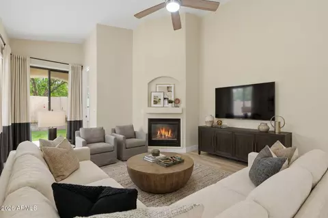 Living - 6535 N 14th Pl, Phoenix, AZ 85014 photo 2 of 7