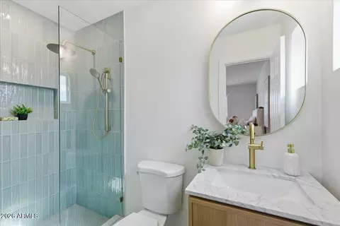 Bath - 1024 E Butler Dr, Phoenix, AZ 85020 photo 2 of 3