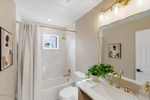 Bath - 1024 E Butler Dr, Phoenix, AZ 85020 photo 3 of 3