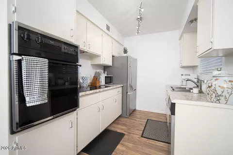Kitchen - 3517 E Montecito Ave, Phoenix, AZ 85018 photo 1 of 1