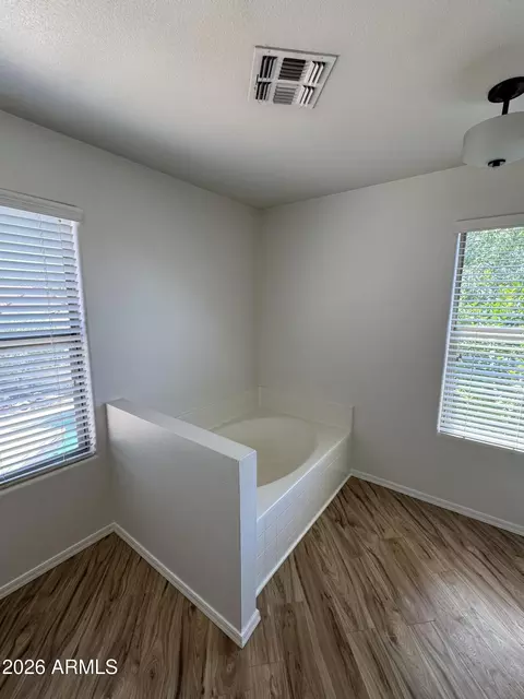 Bath - 4041 E Tether Trl, Phoenix, AZ 85050 photo 3 of 4