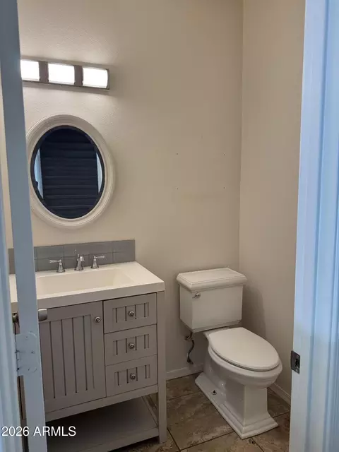 Bath - 4041 E Tether Trl, Phoenix, AZ 85050 photo 1 of 4
