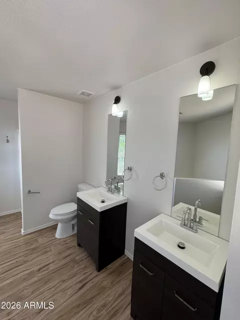 Bath - 4041 E Tether Trl, Phoenix, AZ 85050 photo 2 of 4