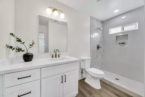 Bath - 4246 N 10th Pl, Phoenix, AZ 85014 photo 2 of 3