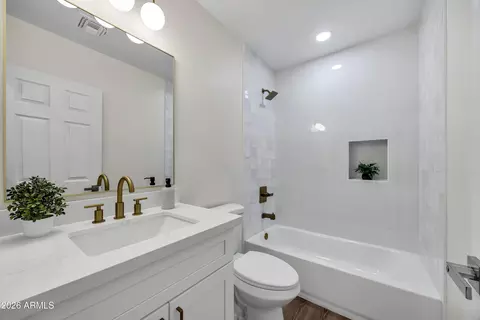 Bath - 4246 N 10th Pl, Phoenix, AZ 85014 photo 1 of 3