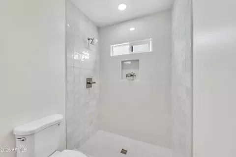 Bath - 4246 N 10th Pl, Phoenix, AZ 85014 photo 3 of 3