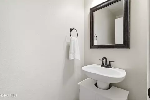 Bath - 3326 E Hononegh Dr, Phoenix, AZ 85050 photo 4 of 4