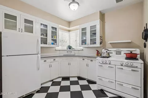 Kitchen - 931 W Mackenzie Dr, Phoenix, AZ 85013 photo 1 of 2