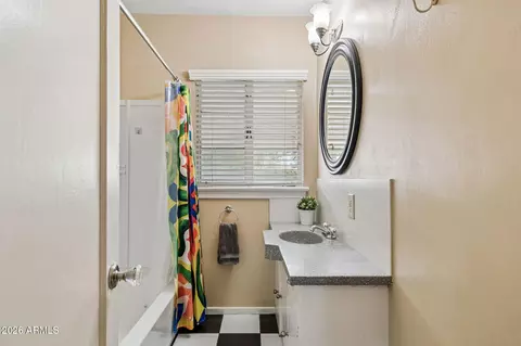 Bath - 931 W Mackenzie Dr, Phoenix, AZ 85013 photo 1 of 4