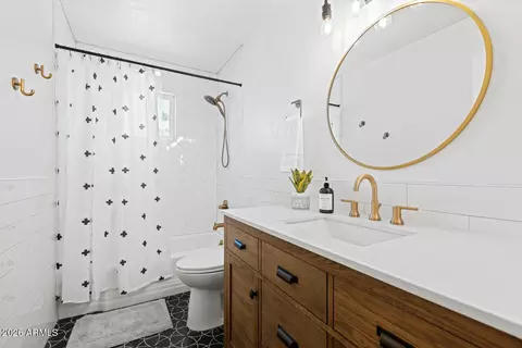 Bath - 2810 E Cholla St, Phoenix, AZ 85028 photo 1 of 3