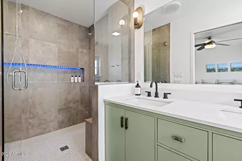 Bath - 2810 E Cholla St, Phoenix, AZ 85028 photo 3 of 3
