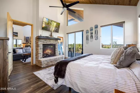 Bedroom - 2258 Big Bear Cir, Overgaard, AZ 85933 photo 2 of 4