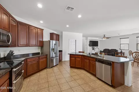 Kitchen - 4132 E Devon Dr, Gilbert, AZ 85296 photo 5 of 7