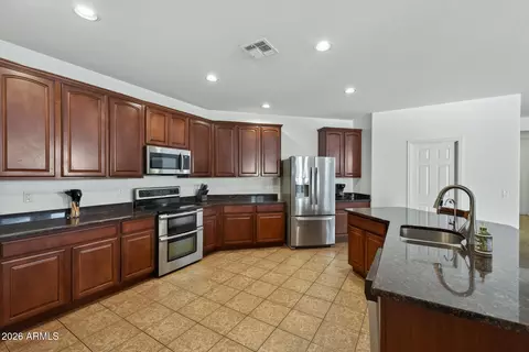 Kitchen - 4132 E Devon Dr, Gilbert, AZ 85296 photo 6 of 7