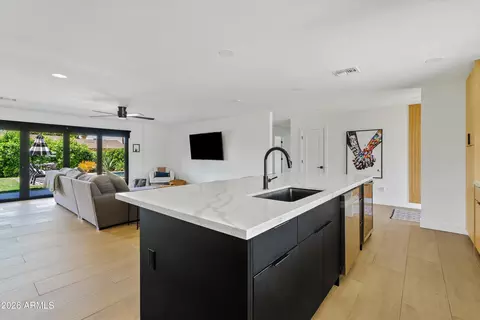 Kitchen - 6706 N 12th Way, Phoenix, AZ 85014 photo 5 of 7