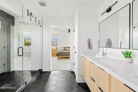 Bath - 6706 N 12th Way, Phoenix, AZ 85014 photo 2 of 5