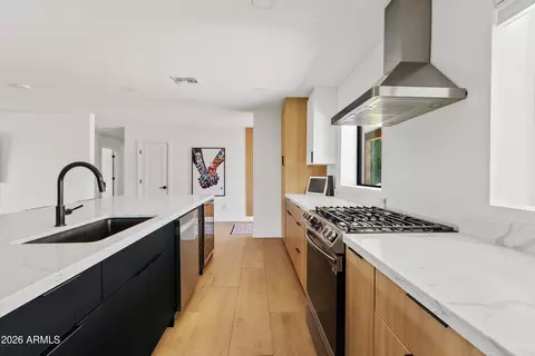 Kitchen - 6706 N 12th Way, Phoenix, AZ 85014 photo 4 of 7