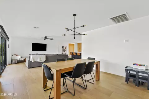 Dining - 6706 N 12th Way, Phoenix, AZ 85014 photo 3 of 3