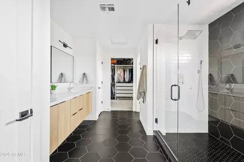 Bath - 6706 N 12th Way, Phoenix, AZ 85014 photo 1 of 5