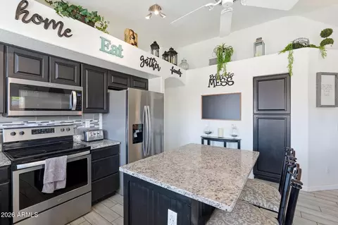 Kitchen - 945 S Sailfish Dr, Gilbert, AZ 85233 photo 5 of 6