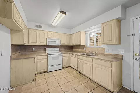Kitchen - 4505 N 26th Dr, Phoenix, AZ 85017 photo 2 of 3