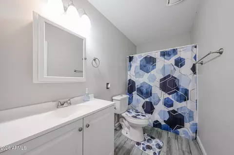 Bath - 7616 W Mitchell Dr, Phoenix, AZ 85033 photo 1 of 1