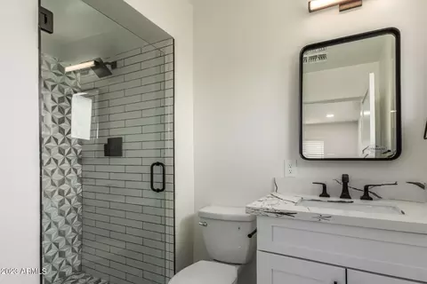 Bath - 5518 E Thomas Rd, Phoenix, AZ 85018 photo 2 of 4