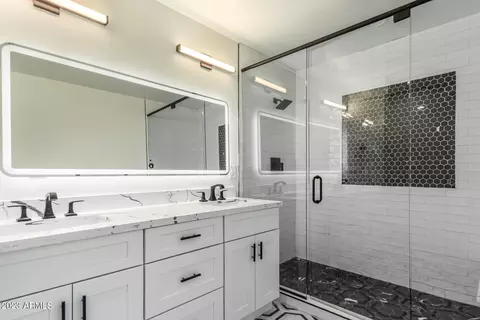 Bath - 5518 E Thomas Rd, Phoenix, AZ 85018 photo 1 of 4