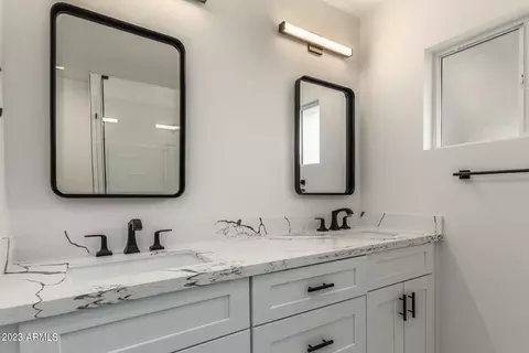 Bath - 5518 E Thomas Rd, Phoenix, AZ 85018 photo 3 of 4