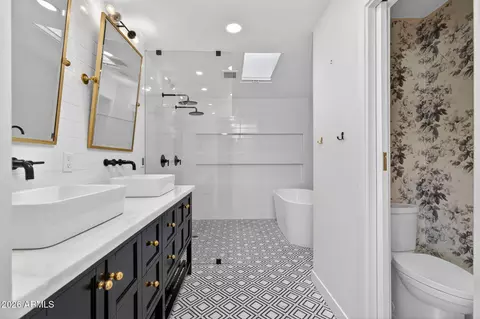 Bath - 4842 E Fairmount Ave, Phoenix, AZ 85018 photo 5 of 5