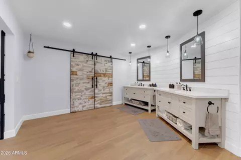 Bath - 133 W Pershing Ave, Phoenix, AZ 85029 photo 3 of 9