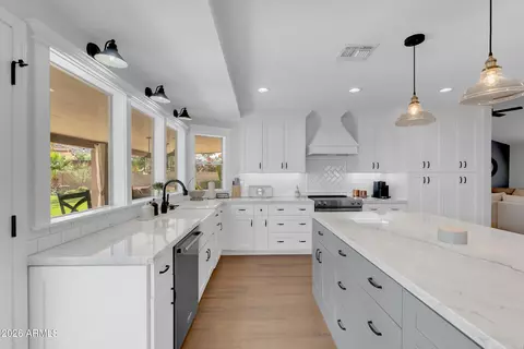 Kitchen - 133 W Pershing Ave, Phoenix, AZ 85029 photo 2 of 9