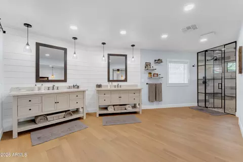 Bath - 133 W Pershing Ave, Phoenix, AZ 85029 photo 2 of 9